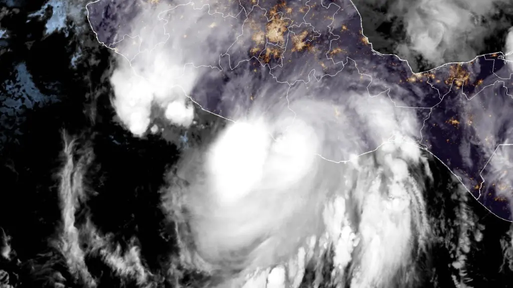 Huracán Erick toca tierra en Categoría 3 en la costa de Oaxaca