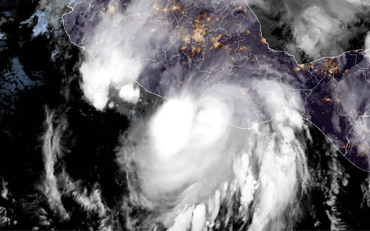 Territorio de México en vista satelital mientras el huracán Erick toca tierra. Foto: NATIONAL HURRICANE CENTER andCENTRAL PACIFIC HURRICANE CENTER