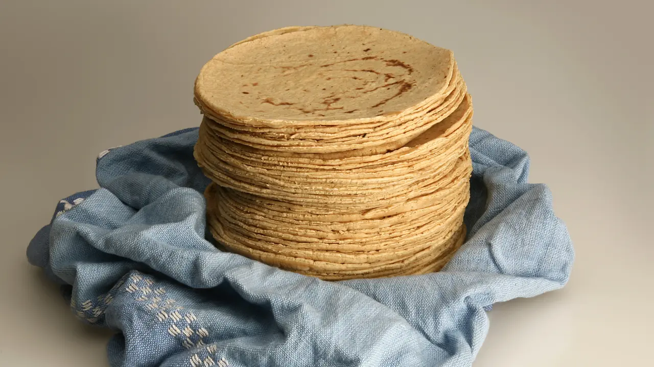 Tortillerías del Edoméx podrían aumentar el precio del kilo hasta 23 pesos por alza en insumos. Foto: Canva