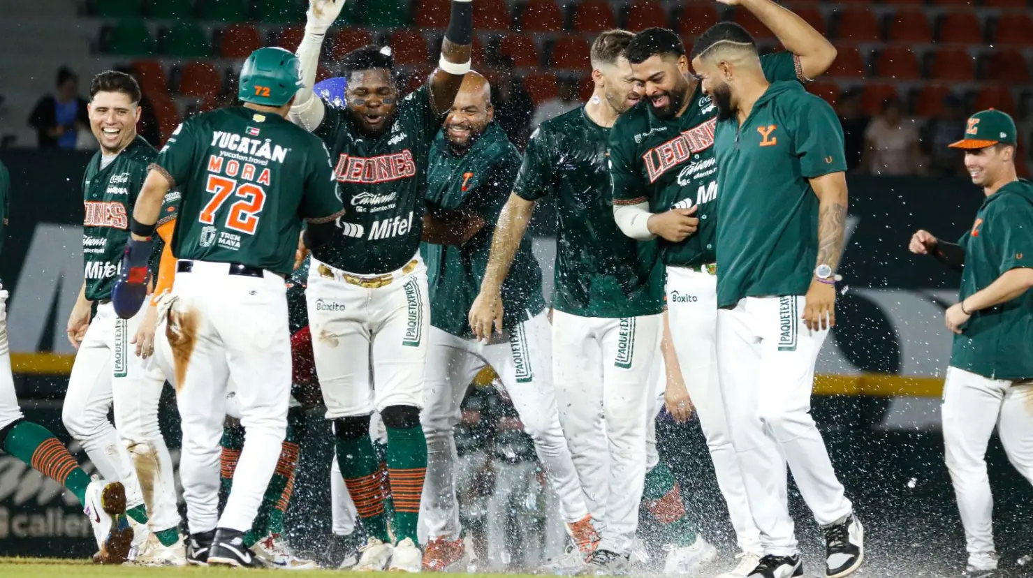 Trepidante juego en el Parque Kukulcán la noche del miércoles en la que los Leones de Yucatán dejaron en el terreno a los Tecos de los Dos Laredos para llevarse la victoria.- Fuente Leones de Yucatán