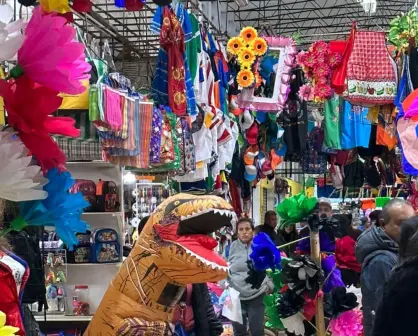 En este mercadito se instaló el primer teléfono público de Victoria