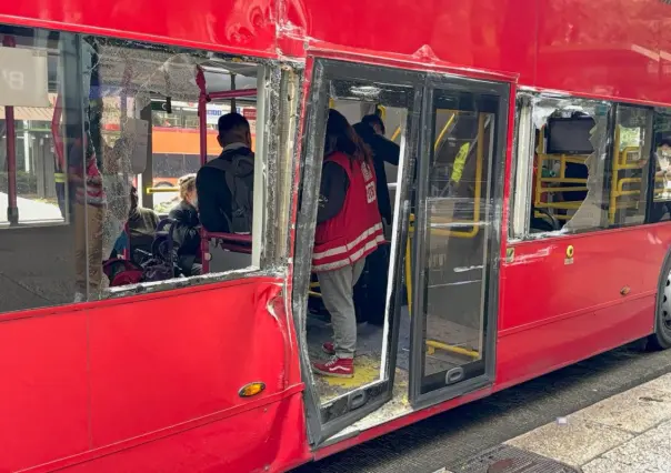 Choque entre Metrobús y camión de ruta deja varios lesionados en Paseo de la Reforma