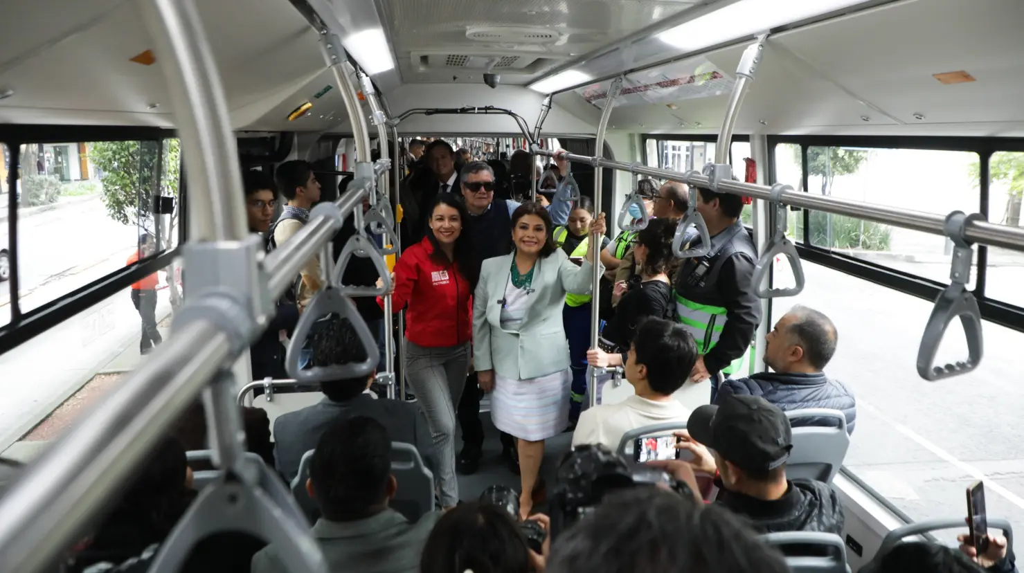 Clara Brugada en el Metrobús de CDMX. Foto: X (@ClaraBrugadaM)