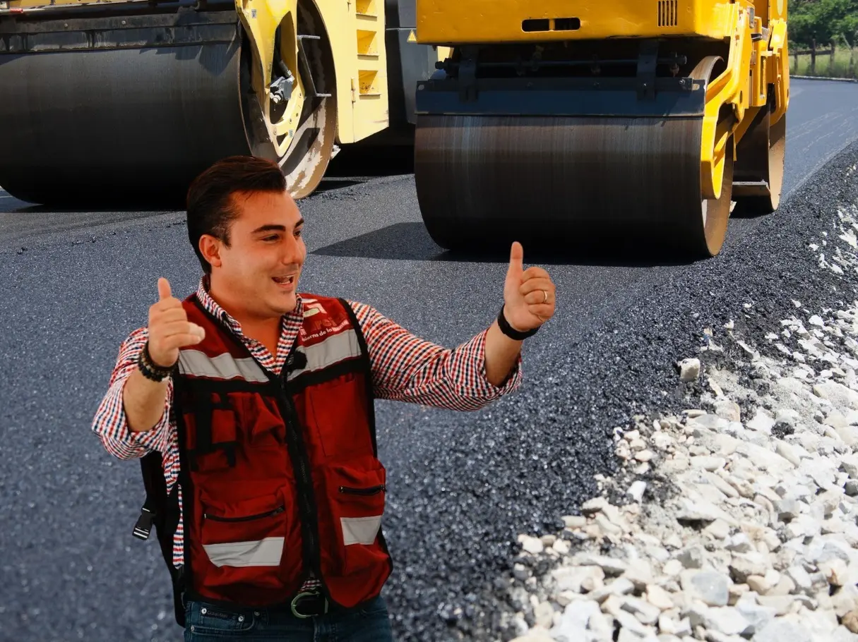 Manuel Guerra Cavazos reafirma su compromiso de mantener en movimiento el desarrollo urbano de García, siempre escuchando y trabajando de la mano con la comunidad. Foto: Canva/Manuel Guerra Cavazos.