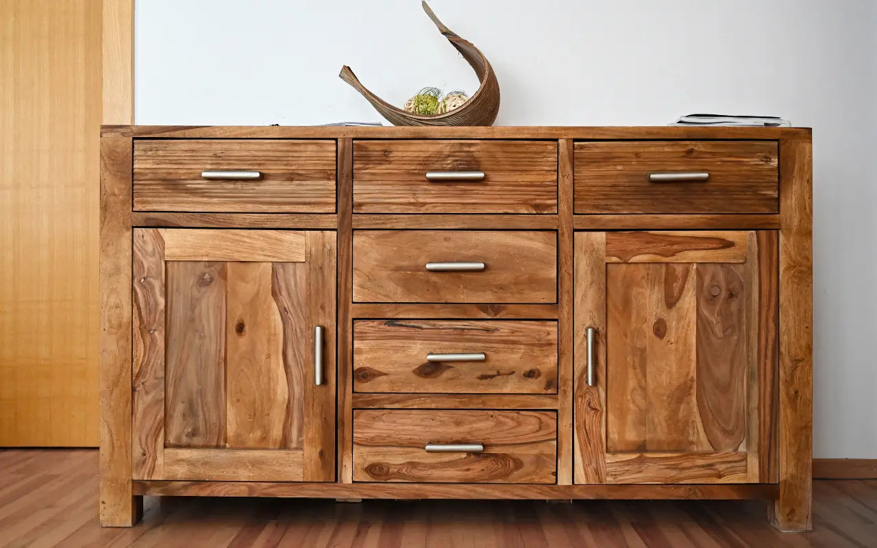 Mueble de madera estilo rústico, ideal para almacenamiento, con seis cajones y dos puertas. Foto: Canva