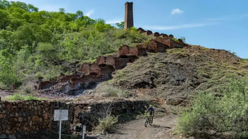 Durante el resto del año, el lugar permanece casi deshabitado, con calles y casas antiguas en silencio. Foto: Turismo La Paz