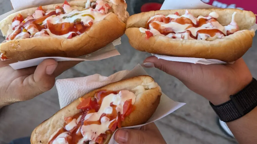 Así se prepara el original hot dog paceño que pocos conocen fuera de La Paz