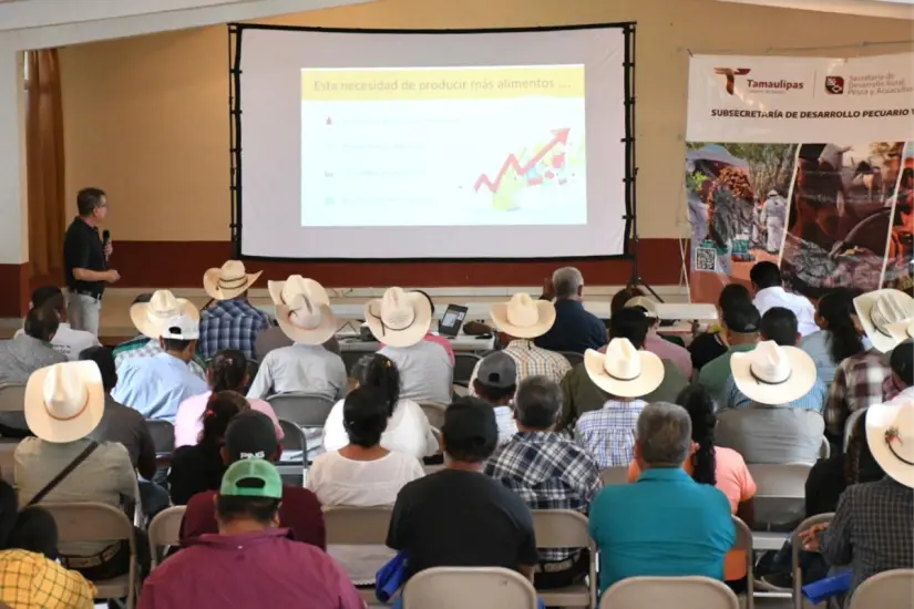 Recibiendo el taller proteico del nopal para la alimentación del ganado | Foto: gobierno de México