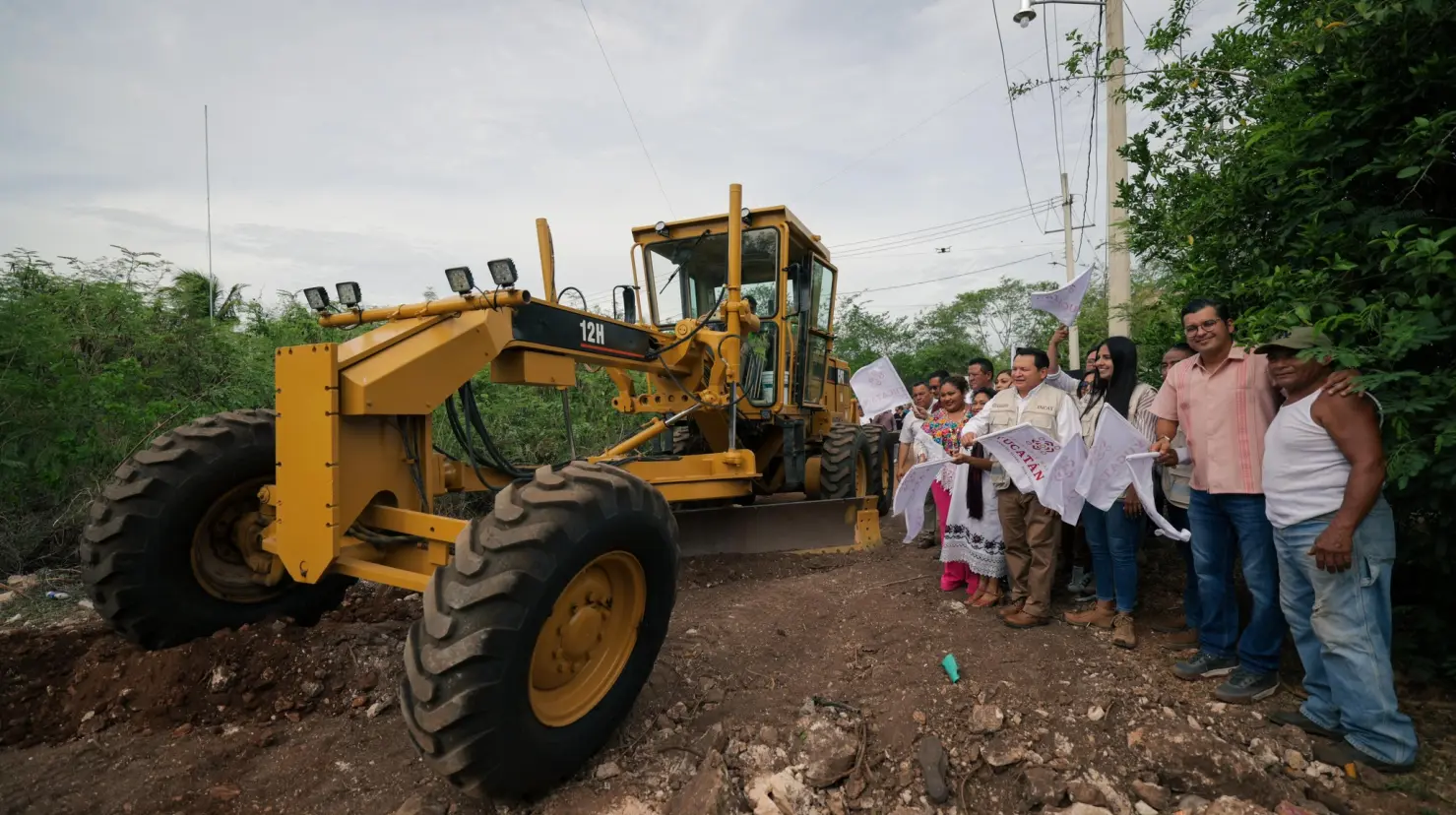 El gobernador de Yucatán, Joaquín Díaz Mena, encabezo el inicio de los trabajos de remodelación y construcción de calles en la localidad de Ticul.- Fuente Gobierno del Estado
