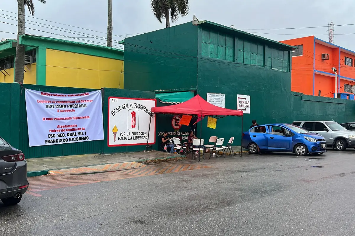 Toman una de las secundarias más conflictivas de Tampico en apoyo a su director | Foto: Axel Hassel