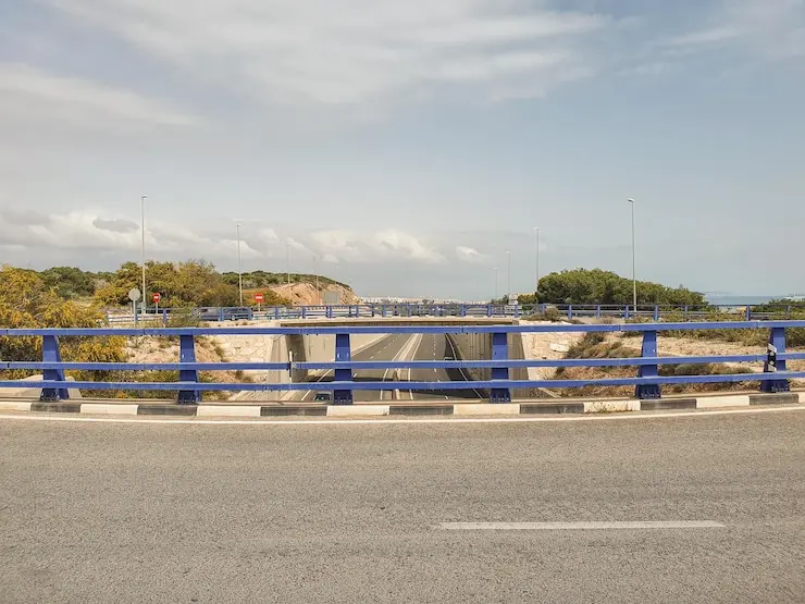 El presupuesto para conectar con la autopista México-Querétaro se duplicó sin concluir la obra. Imagen: Freepik