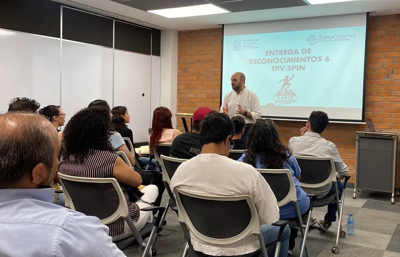 En alianza con la UDEM, el municipio de Santa Catarina llevó a cabo la capacitación y el asesoramiento de la primera cohorte de la Incubadora de Negocios Santa Emprende. Foto: Gobierno de Santa Catarina.