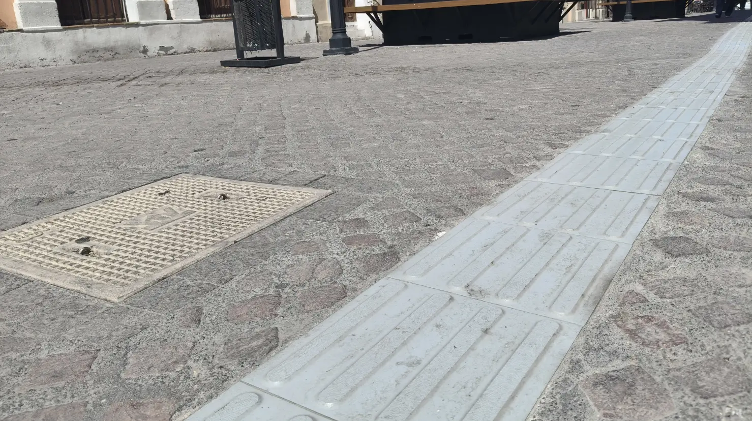 Líneas podotáctiles. Foto de Marco Juárez.