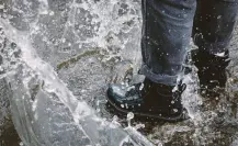 ¿Sufres con las inundaciones en CDMX? Este es el mejor calzado para la lluvia, según Profeco