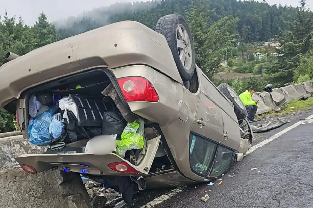 Vehículo accidentado en la carretera México-Toluca. Foto: Ramón Ramírez