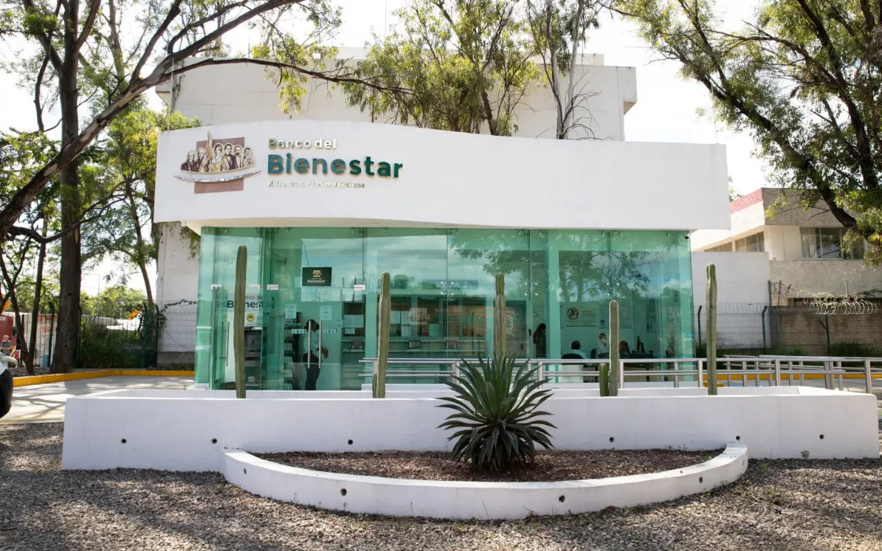 Sucursal del Banco del Bienestar en el Edomex, donde se atienden a miles de beneficiarios de programas sociales. Foto: X/ @bbienestarmx (Canva)