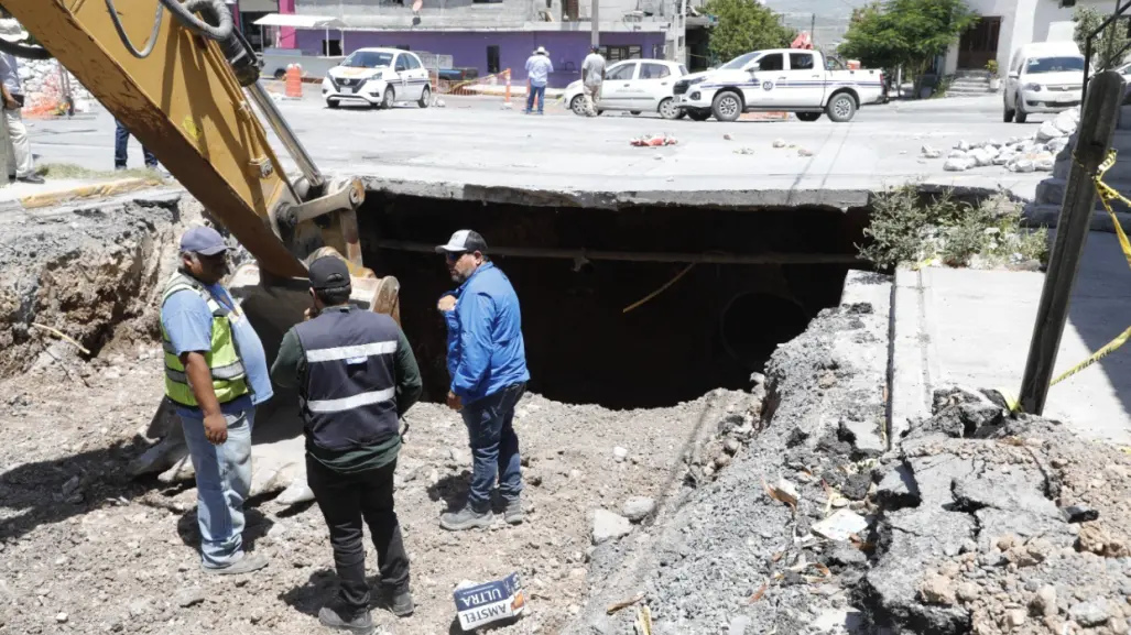 Trabaja Escobedo para reparar mega socavón en calles de la colonia Santa Lucía