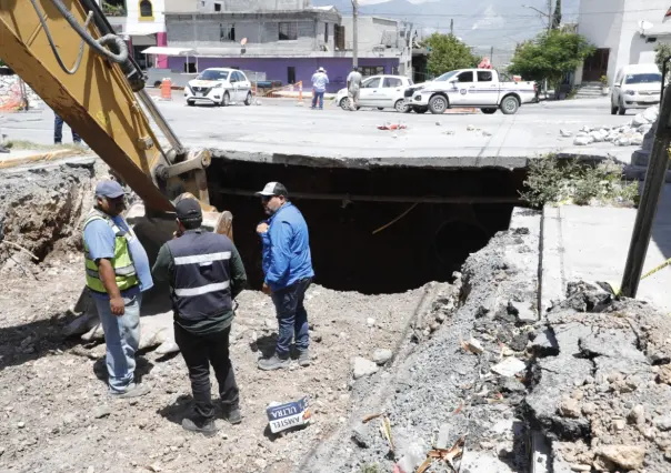 Trabaja Escobedo para reparar mega socavón en calles de la colonia Santa Lucía