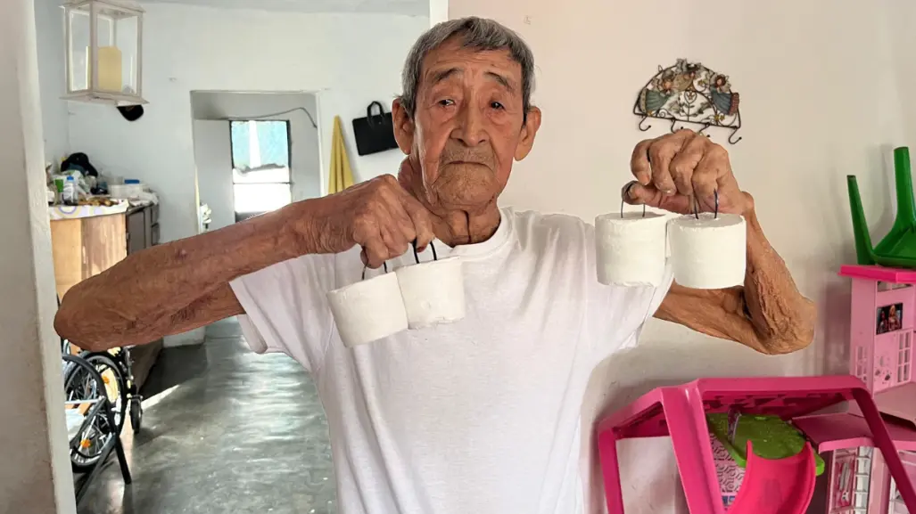 Don Lalo emprende negocio de soportes de yeso para globos en Escobedo