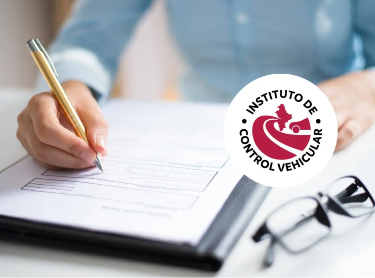 Este documento es fundamental para acreditar la propiedad de un vehículo. Foto: Canva.