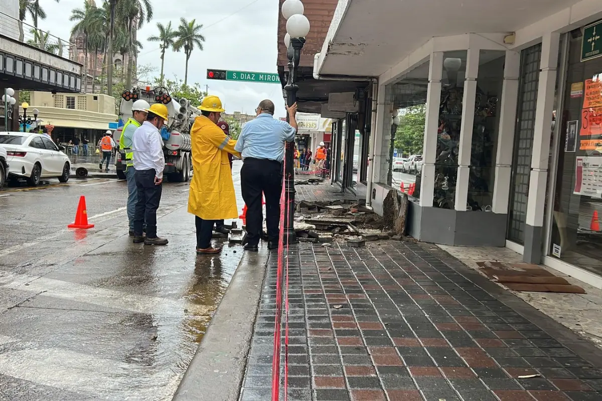 Autoridades inspeccionan la línea subterránea en el Centro Histórico de Tampico | Foto: Axel Hassel