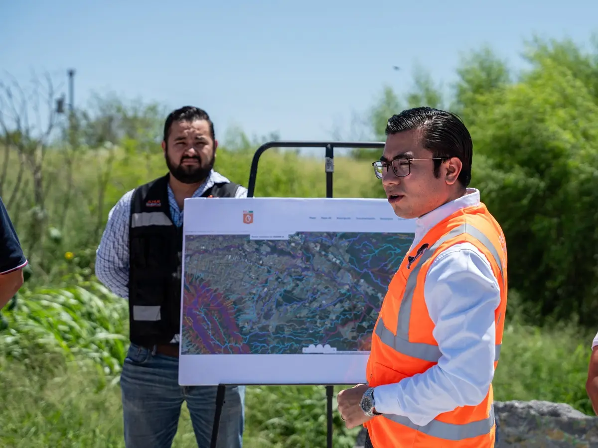El alcalde de Juárez, Félix Arratia, detalla los trabajos de pavimentación y remodelación de un crucero en la colonia Las Lomas. Foto: Gobierno de Juárez