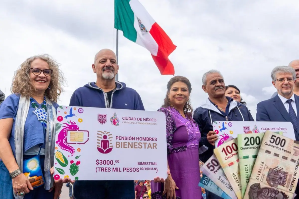 Entrega programa Hombres Bienestar en el Zócalo de CDMX. Foto: Cuenta X @SEBIEN_cdmx