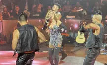 Gloria Trevi se queda sin micrófono por un instante en el Domo Care