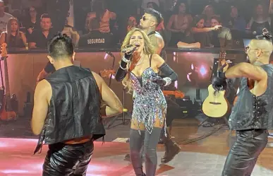 Gloria Trevi se queda sin micrófono por un instante en el Domo Care