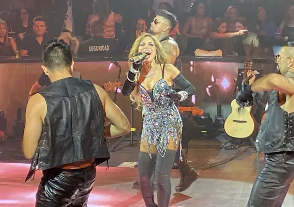 Gloria Trevi se queda sin micrófono por un instante en el Domo Care