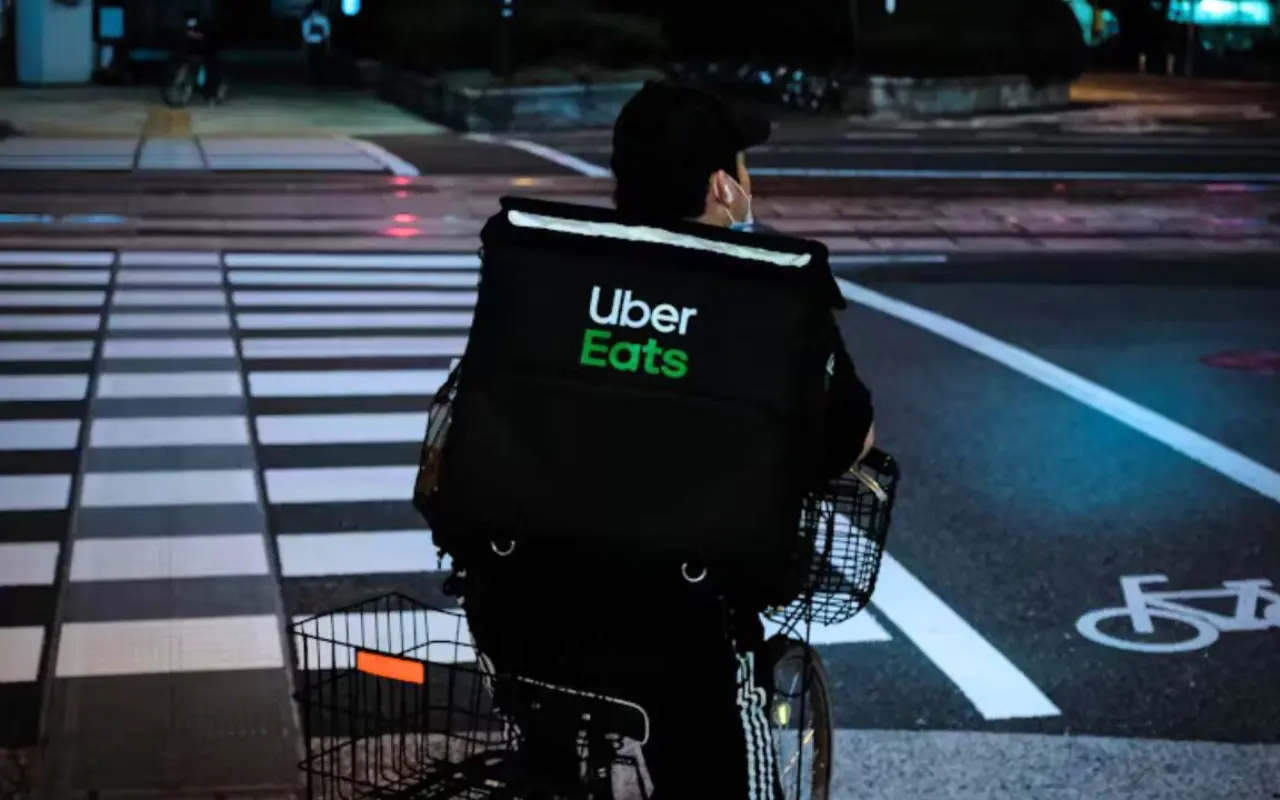 Repartidor de Uber Eats. Foto: Unsplash ( Mak)