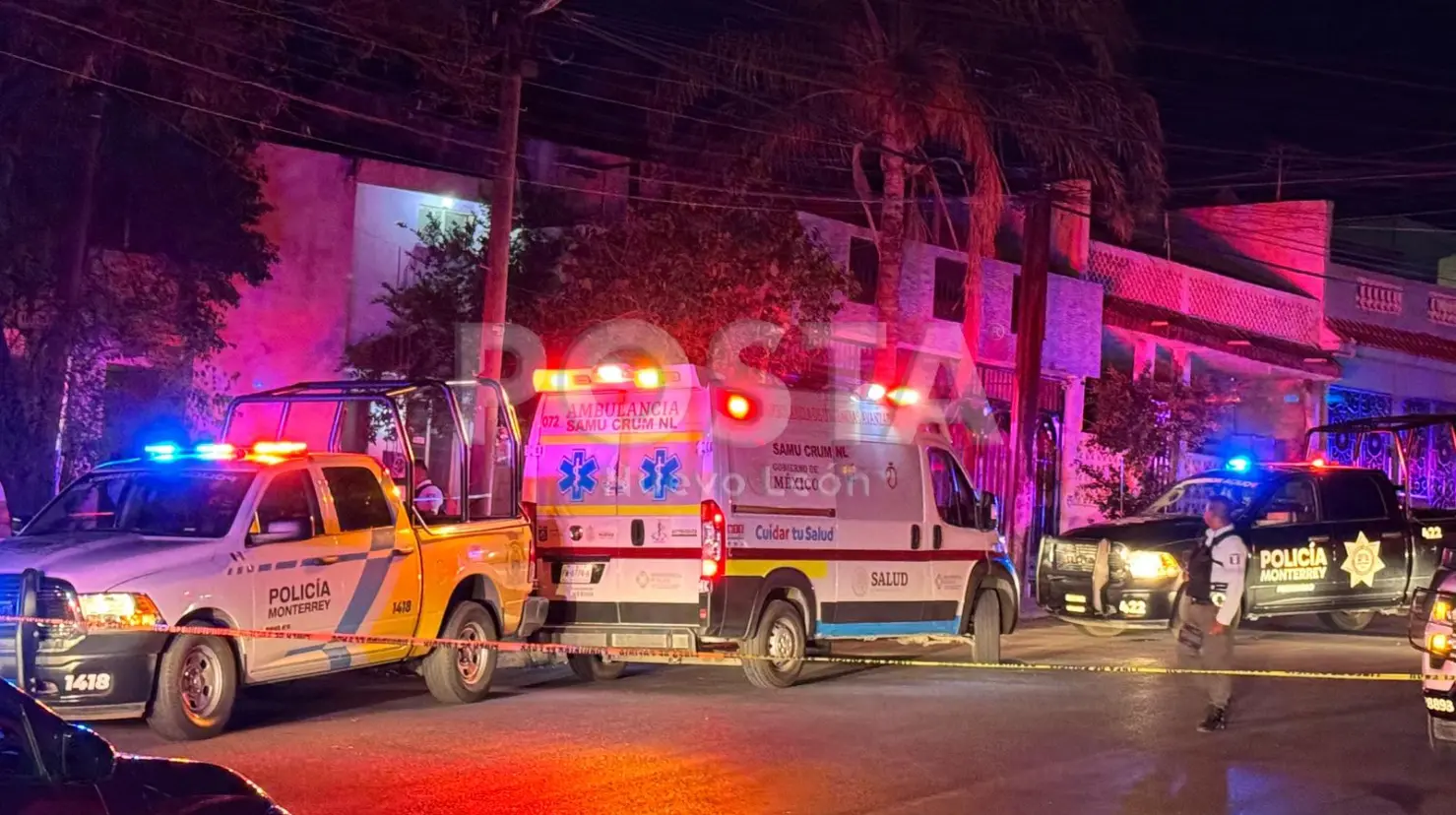Paramédicos y policías de Monterrey en la zona donde ocurrió la balacera que dejó un herido. Foto: POSTA.