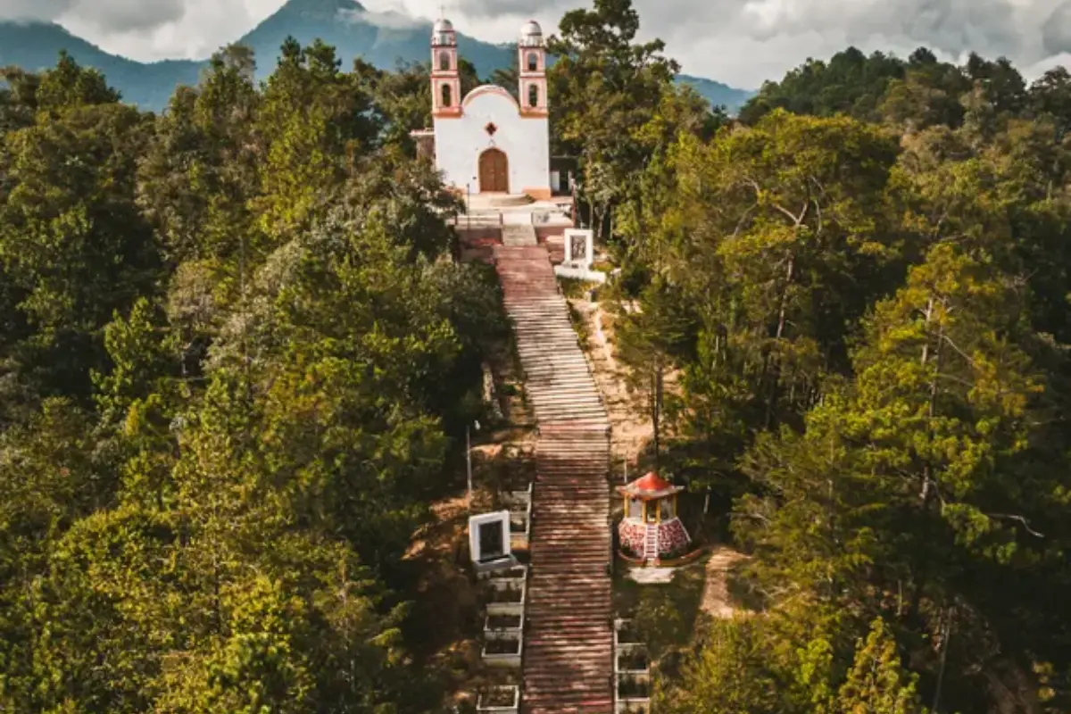 Puente colgante de Tlatlauquitepec cerca de CDMX. Foto: @PueblaMagicaOF | Canva