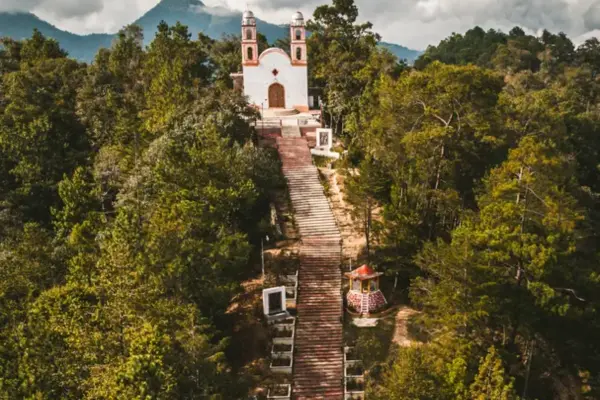 El mítico paraíso escondido a pocas horas de CDMX con un puente tibetano que flota sobre las nubes