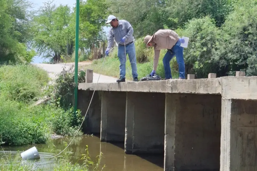 Autoridades recabando muestras | Foto: CONAGUA Tamaulipas