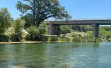 Esta carretera te lleva a un río de aguas cristalinas especial para disfrutarlo en familia