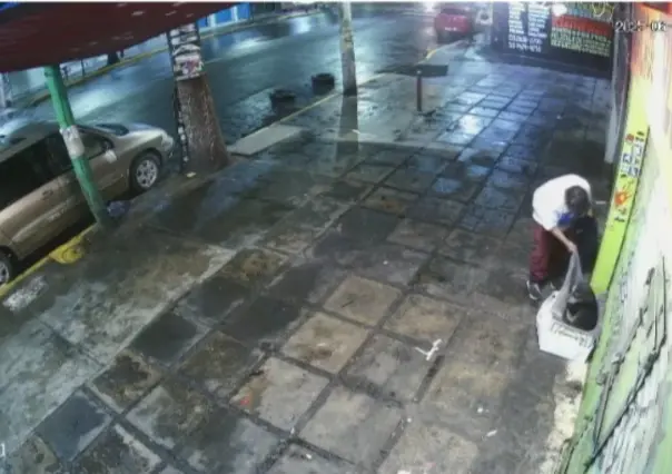 VIDEO | Captan robo de cobija a perrito callejero en Iztapalapa, ¡ya ni los lomitos se salvan!