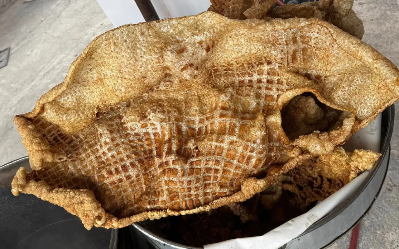 Expendio de Sancochado Monroy, en Mexicaltzingo, ofrece chicharrón recién frito en diferentes presentaciones: delgado, rayado, con carnita y botanero enchilado. Foto: FB/ Sancochado Monroy (Canva)