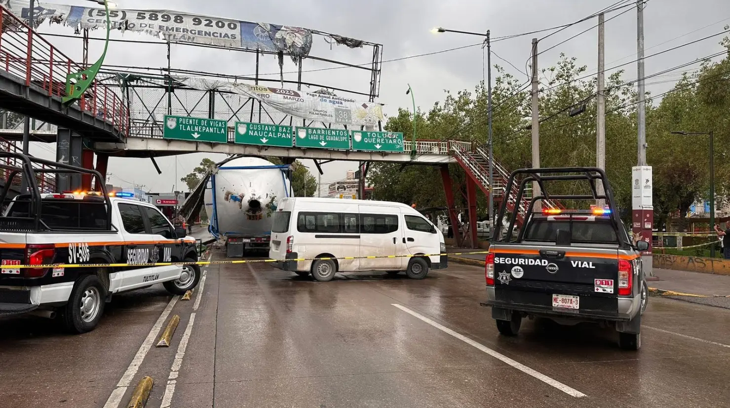 Tráiler atorado en el puente del Mexibús en Edomex. Foto: Juan Manuel López