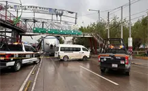 Tráiler queda atorado en puente peatonal de la estación del Mexibús ‘Buenavista’ en Tultitlán
