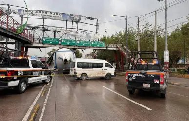 Tráiler queda atorado en puente peatonal de la estación del Mexibús ´Buenavista´ en Tultitlán
