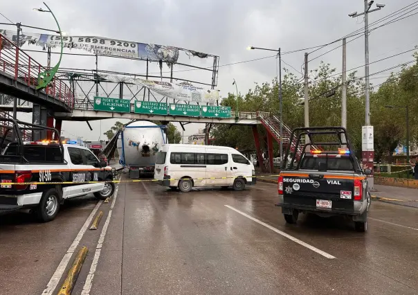 Tráiler queda atorado en puente peatonal de la estación del Mexibús ´Buenavista´ en Tultitlán