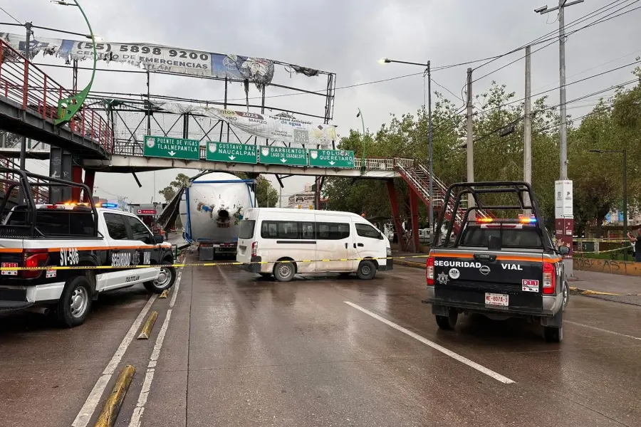 Tráiler queda atorado en puente peatonal de la estación del Mexibús ´Buenavista´ en Tultitlán