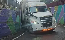 VIDEO | Tráiler con abarrotes se queda atorado en puente vehicular de Cuauhtémoc, CDMX