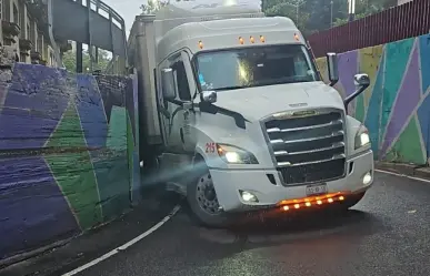 VIDEO | Tráiler con abarrotes se queda atorado en puente vehicular de Cuauhtémoc, CDMX