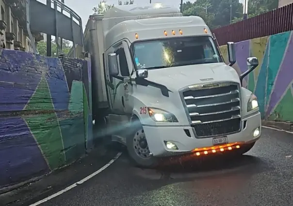 VIDEO | Tráiler con abarrotes se queda atorado en puente vehicular de Cuauhtémoc, CDMX