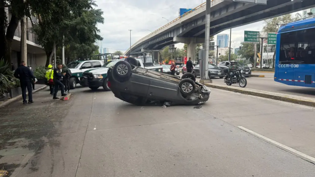 Vuelca auto en carriles centrales de Patriotismo, CDMX