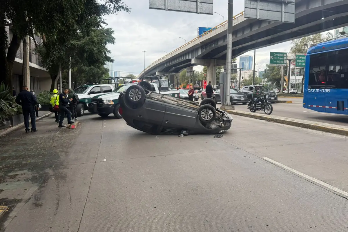Volcadura en AV. Patriotismo, Foto: Luis Alfaro.