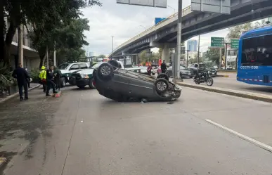 Vuelca auto en carriles centrales de Patriotismo, CDMX