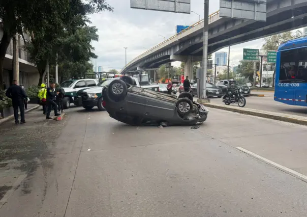 Vuelca auto en carriles centrales de Patriotismo, CDMX